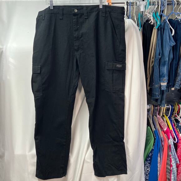 New Wrangler Mens 44x30 Black Cargo Pants Relaxed Fit Tech Pocket Cotton Utility - Picture 12 of 15